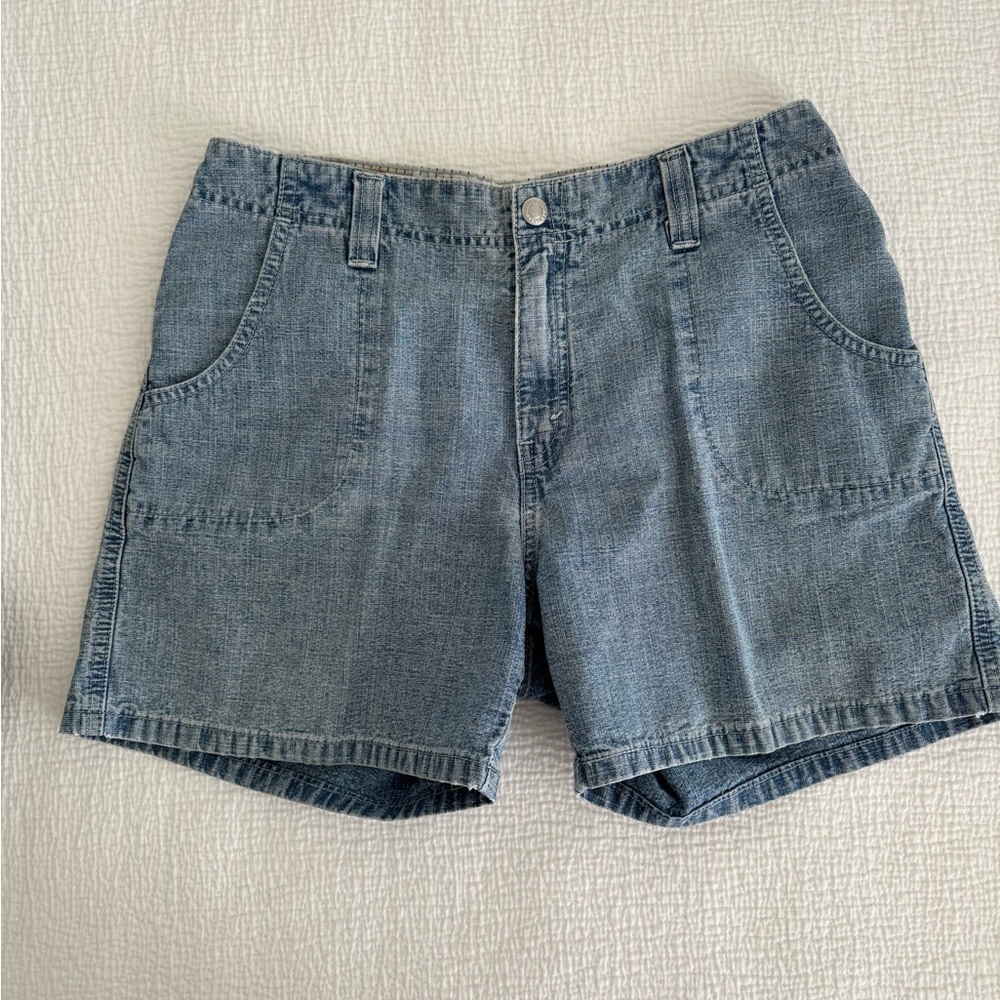 Light Wash Levi’s Denim Shorts